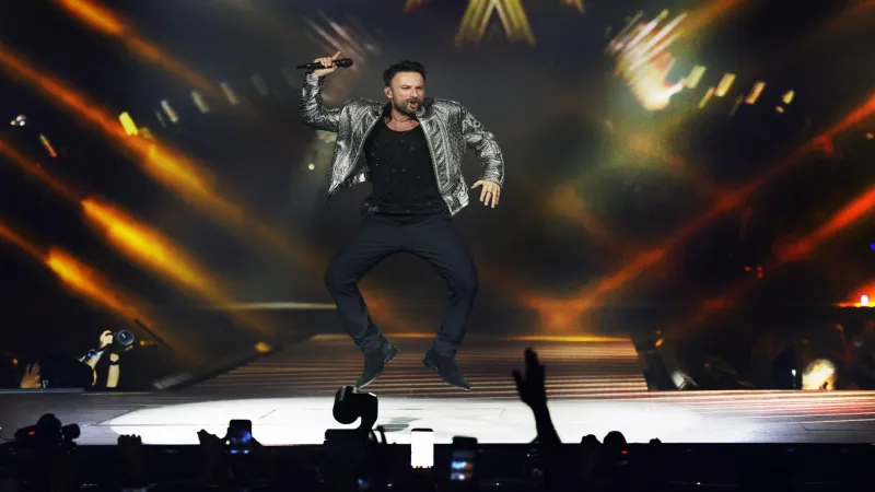 Tarkan sahneden 'Beni çok sev' diyerek seslendi