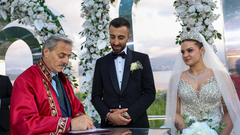 Yusuf Alemdar’ın kıydığı nikâhta Ebrar ve Ömer’e mutluluk alkışı