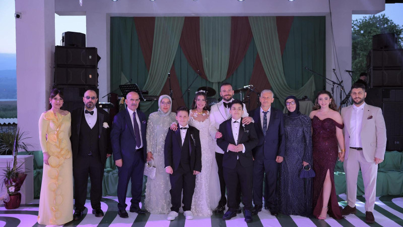 Altığ ve Bıyıklı ailesinin mutlu günü