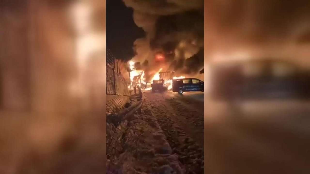 Japonyada buzlanan yolda can pazarı: 50 araç birbirine girdi | Video