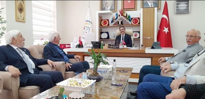 Sakarya Kent Şurası Erenler Belediye Başkanlığına seçilen Şenol Dinç'i makamında ziyaret etti.