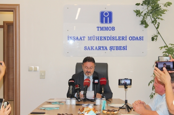 TMMOB İnşaat Mühendisleri Odası Sakarya Şube Yönetim Kurulu Başkanı Semih UÇAR ve Yönetim Kurulunun, " 1 Mayıs " nedeniyle yaptığı basın açıklaması.