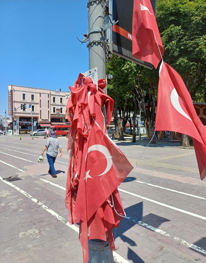 SAKARYA'DA TÜRK BAYRAĞI' KULLANMA KANUNU GEÇERLİDEĞİLMİ?