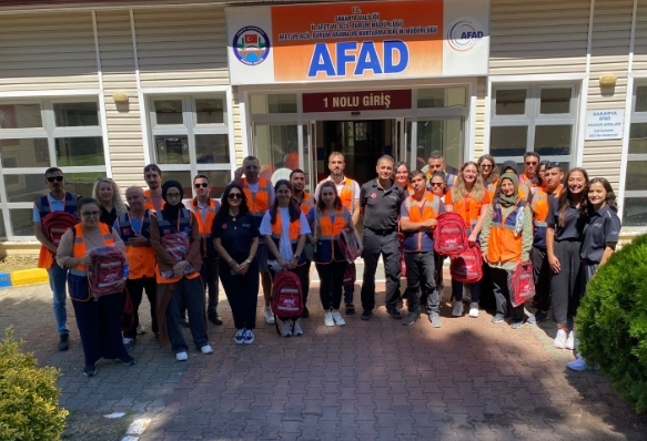 Sakarya AFAT Gönüllü koordinatörleri İlknur Koç ve Zeliha Akce, tarafından teorik ve uygulamalı eğitim.