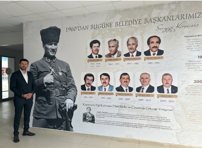 SAKARYA' Kaynarca Belediye Başkanı Kadir Yazgan Kaynarca' Belediyesi binasının girişine "1960'dan bugüne belediye başkanlarının saygı köşesini yaptı.