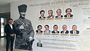 SAKARYA' Kaynarca Belediye Başkanı Kadir Yazgan Kaynarca' Belediyesi binasının girişine "1960'dan bugüne belediye başkanlarının saygı köşesini yaptı.