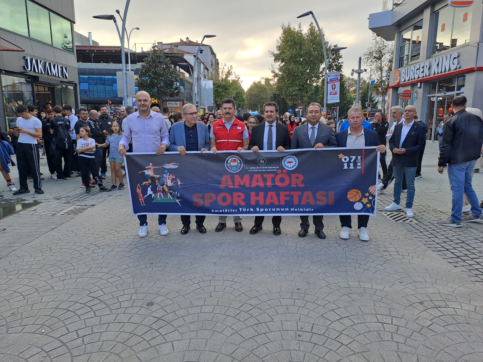 Sakarya'da Amatör Spor Haftası Yürüyüşüne Kızılay'da katıldı.