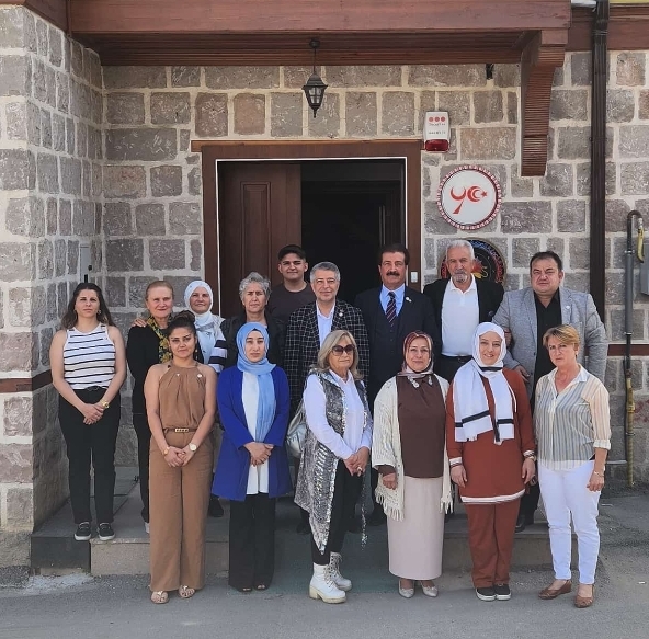 Yeni Yüzyıl Partisi Genel Başkanı Mehmet Ali Arslan, STK'ları ve Türk Dünyası Şair ve Yazarlarını Kahvaltıda Ağırladı.