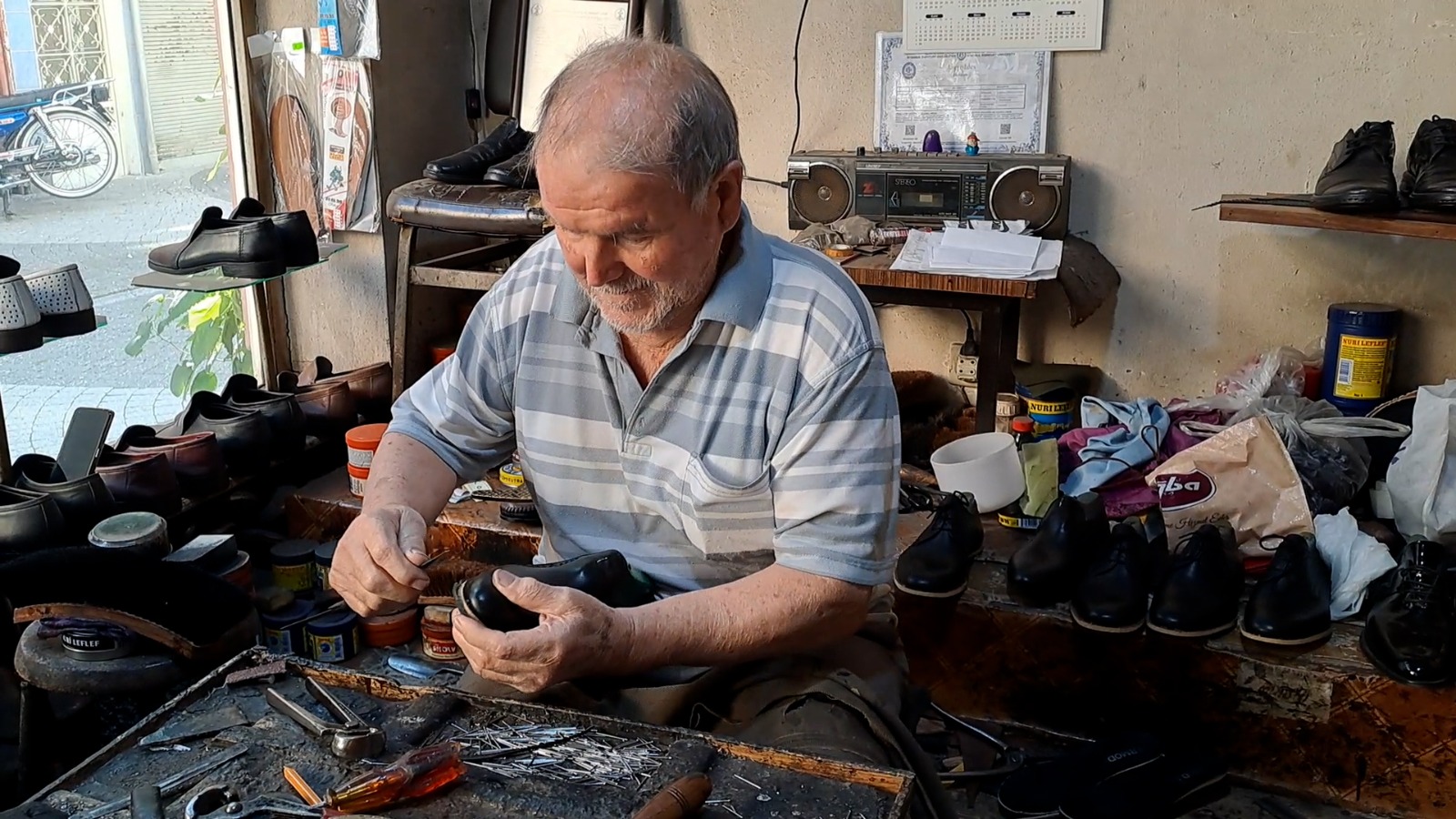 45 yıldır birlikte ayakkabı üretin baba oğul, 10 metrekarelik dükkanlarında zamana direniyor.