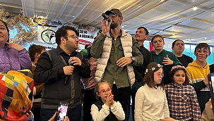 Şarkıcı Kürşat Gürel,Sakarya 'da Engellilere moral için konser verdi.