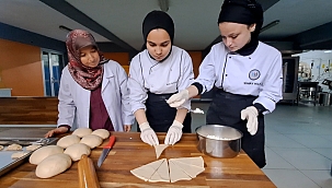 Ahçı adayı lise öğrencileri 2 bin 700 öğrenciye yemek hazırlıyor.