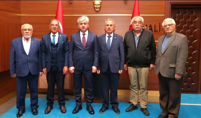 Sakarya Valisi Rahmi Doğan, Türkiye Emekliler Derneği Adapazarı Şubesi'ni kabul etti.